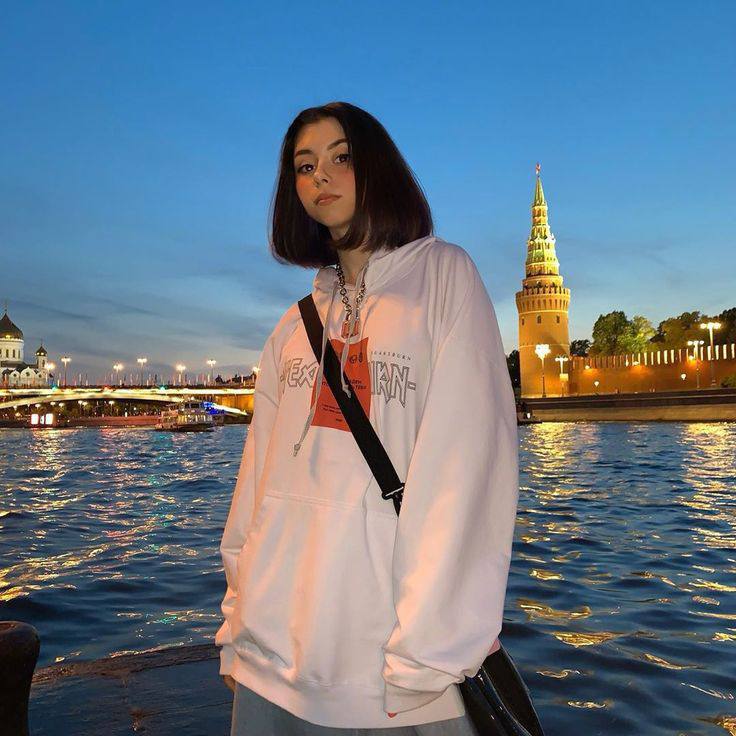 В Москве поклонник попытался незаконно проникнуть в квартиру певицы Доры Сначала он ограничивался отправкой цветов и проявлением внимания но затем решил пойти на отчаянный шаг в костюме Человека паука спустился с крыши прямо в её окно 35 летний мужчина хотел написать романтичное послание на стекле однако застрял и не смог подняться обратно на крышу из за чего пришлось проникать в квартиру артистки Дора сразу вызвала полицию и фаната увезли в отделение Подпишись на нас в МАХ