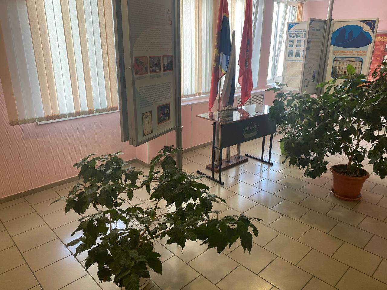 В прокуратуре сообщили, что погибший на перемене 12-летний мальчик на учёте у врачей не состоял. Хронических заболеваний у школьника не было. Врачи пытались реанимировать подростка, но спасти его не удалось.