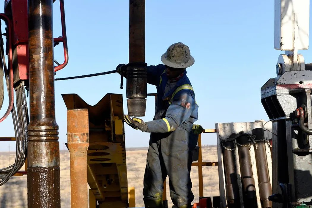 В мире приготовились к новому падению цен на нефть На следующей неделе Саудовская Аравия добьется от ОПЕК+ еще одного увеличения добычи нефти, на этот раз с июня, причем оно снова окажется куда серьезнее, чем планировалось. О таких ожиданиях рассказали большинство трейдеров и аналитиков, опрошенных Bloomberg. По их оценкам, таким образом ключевая страна картеля готовится наказать недобросовестных участников соглашения о сдерживании добычи, в первую очередь, Казахстан и Ирак. Постоянное нарушение ими взятых на себя обязательств способствовало более низким ценам на нефть, а значит, и падению доходов самого королевства, которое из-за желания не допустить обвала соблюдало квоты с запасом. Месяц назад страны ОПЕК+ уже удивили рынок, объявив о повышении добычи с мая на 411 тысяч баррелей в сутки, хотя ранее планировался в три раза меньший рост.