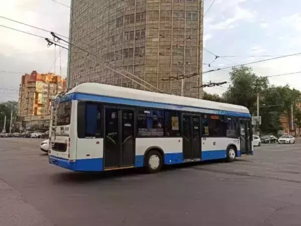 В Ростове 4 августа на линию вышли 9 из 56 троллейбусов  Об этом сообщает ростовский городской транспорт.  Причиной такого малого количества единиц транспорта стало прекращение обслуживания трёх троллейбусных маршрутов — №5 «Главный ЖД Вокзал – Сельмаш», №6 «Центральный рынок – Площадь Королёва», №9 «Главный ЖД Вокзал – Посёлок пилотов».  В данный момент доступны только те троллейбусы, которые проходят через Большую Садовую улицу, а также маршрут №17, который ведёт в район Стройгородка.   Подписаться на "Новости Ростова"    Прислать новость