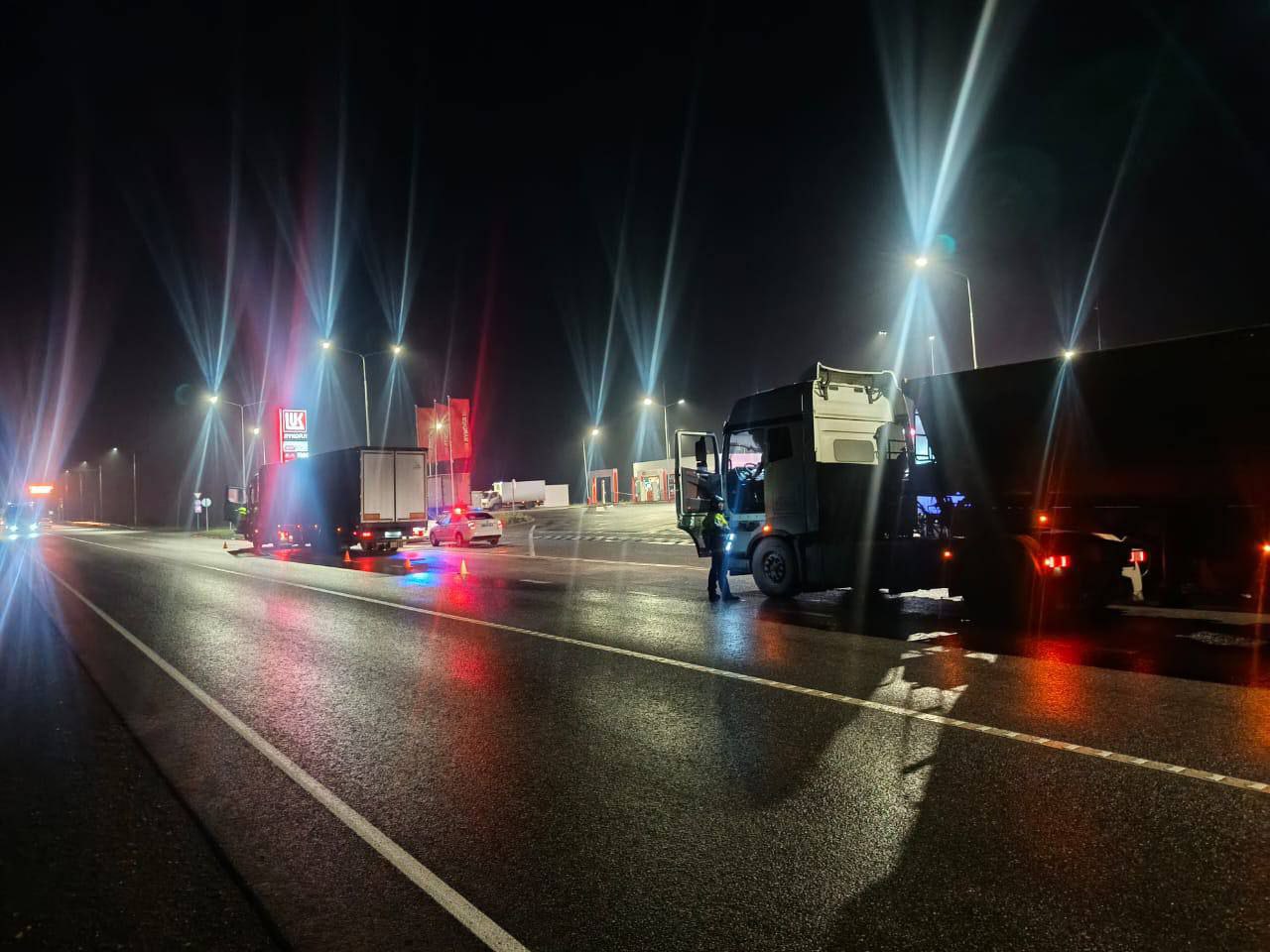 Операция Грузовой автомобиль стартовала в Башкирии ГАИ до 28 ноября будет проверять как водители соблюдают правила и в каком состоянии выходят на дорогу Как сообщает Владимир Севастьянов с начала года в регионе с участием большегрузов произошло 198 аварий В них погибли 78 человек ещё 233 получили ранения Особое внимание инспекторы уделяют тем кто садится за руль в состоянии опьянения управляет без прав или на неисправной машине Проверяют также наличие тахографов техосмотра и соблюдение режима труда и отдыха Сейчас сплошные проверки проходят на трассе М 5 в Иглинском Чишминском и Буздякском районах Подпишись на Короче Стерлитамак