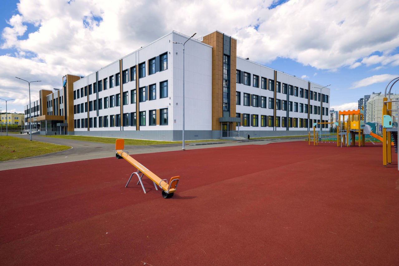 Полиция начала проверку из за поста об избиении 9 летней девочки возле школы в Челябинске Правоохранители начали проверку из за поста в соцсетях об избиении двумя подростками девятилетней школьницы возле образовательного центра в Челябинске Следственный комитет возбудил уголовное дело о хулиганстве по части 2 статьи 213 УК РФ Авторы сообщения утверждают что всё произошло днем 31 октября Информация об этом разлетелась из школьного чата По их словам юноши схватили школьницу и удерживая нанесли ей несколько ударов по ногам Все якобы произошло в месте которое попадает в слепой угол камер По факту причиненных телесных повреждений полицейскими отдела Курчатовский возбуждено административное производство по статье 6 1 1 КоАП о побоях прокомментировали в областном ГУ МВД Сейчас следователи и полицейские устанавливают все обстоятельства причины произошедшего и возможных свидетелей Виновным грозит до семи лет лишения свободы