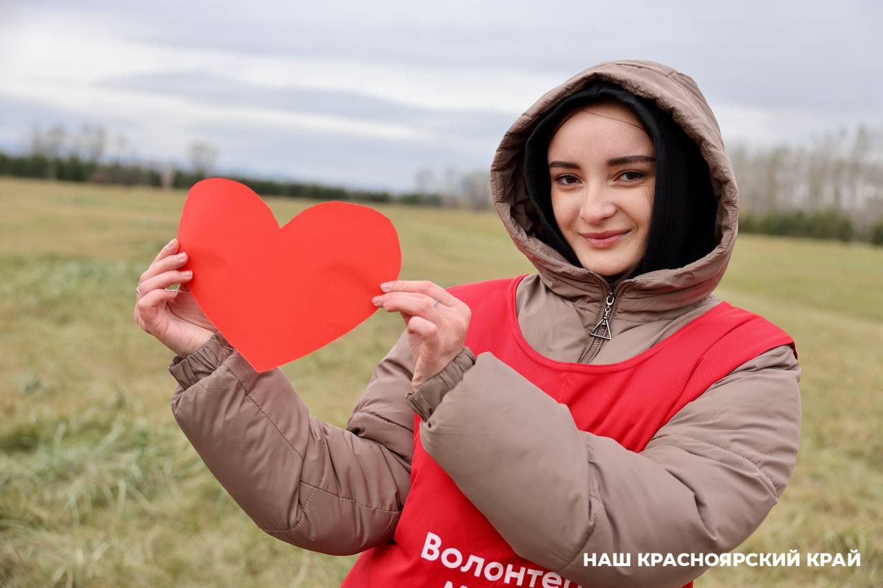 Юные красноярцы отправили слова поддержки военным врачам в зону СВО   Участники Всероссийского общественного движения «Волонтеры-медики» в Красноярске организовали флешмоб «Из сердца России — в сердце СВО» и отправили слова поддержки всем военным врачам, находящимся в зоне специальной военной операции.   Юные активисты выстроились в форме сердца на поляне Татышев-парка, записали видеообращение. А после этого каждый участник «сердечного» флешмоба написал свое личное послание со словами поддержки и благодарности за их тяжелый труд в спасении жизней.   Как отмечают организаторы, все весточки-сердца доставят врачам с помощью координаторов Всероссийского общественного движения «Волонтеры-медики».