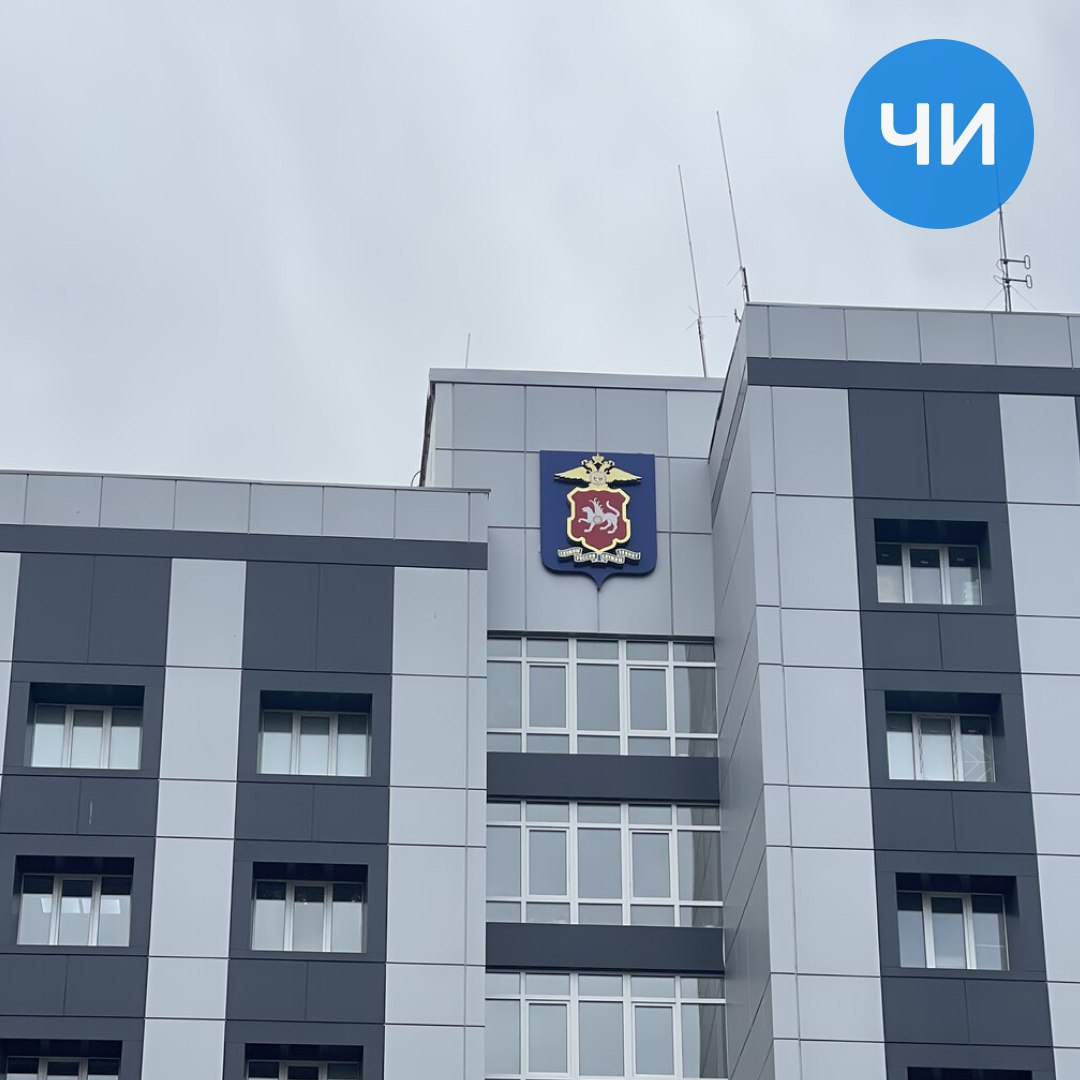 В Челнах задержали мигранта присвоившего тонну топлива десять баранов орехи В Узбекистане местный житель обманом завладел чужими орехами 1 тонной 750 литрами дизельного топлива десятью баранами После продал этот товар деньги владельцу не вернул Сумма ущерба составила 1 3 миллиона рублей На родине ему предъявлено обвинение по статье Мошенничество Задержать его не удалось в мае 2024 года он был объявлен в розыск Позже выяснилось что мужчина пытался скрыться в России где его задержали В сентябре 2025 года в его отношении избрана мера пресечения в виде заключения под стражу до 14 октября Камская транспортная прокуратура просила суд продлить меру пресечения Под стражей подозреваемый будет находиться до 11 апреля 2026 года Мигрант будет экстрадирован в Узбекистан где ему вынесут приговор chelny news1