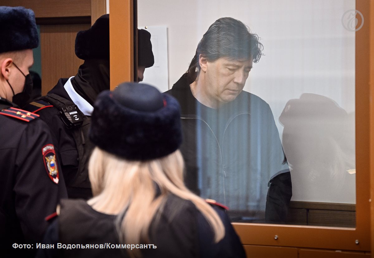 Завершено расследование уголовного дела о хищении 60 млрд руб организованным преступным сообществом которым руководил бывший владелец банка Югра Алексей Хотин узнал Ъ По версии обвинения члены ОПС похитили активы подконтрольной Алексею Хотину компании Русь Ойл арестованные а затем и обращенные в доход государства по иску Генпрокуратуры В результате аферы около 1 5 млн тонн нефти было продано в Белоруссию Казахстан Польшу и Словакию а выручка за нее присвоена Сейчас Алексей Хотин ранее осужденный на девять лет за многомиллиардную растрату вверенных ему средств Югры и его предполагаемые подельники изучают 131 том уголовного дела Ознакомление с материалами может затянуться до конца года Именно с этим вероятно связано очередное продление срока следствия до 15 декабря 2025 года Ъузнал