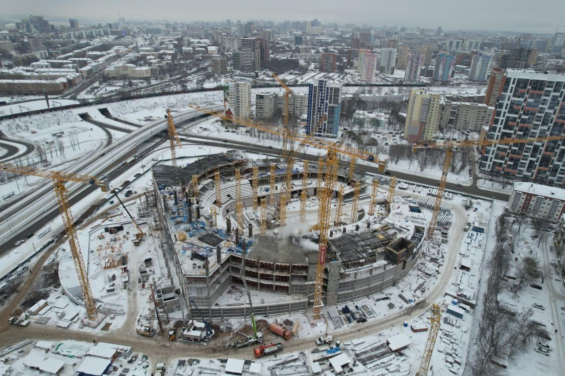 Глава региона Дмитрий Махонин отмечает что на многофункциональной спортивной арене в м р ДКЖ завершено строительство цокольного этажа и фундамента также подведены сети электроснабжения Ведётся монтаж монолитного каркаса на 2 3 4 и 5 этажах На цокольном и первом этажах рабочие приступили к укладке полов установке перегородок и вентиляционных систем На пятом этаже идёт монтаж металлоконструкций для кровли смонтированы пять сегментов Директор Пермь Арена Алексей Дорошенко сообщил что готовность объекта составляет 14 Также активно продолжается строительство межвузовского кампуса Будущее Пармы Фундаментные работы выполнены на 100 сейчас идут монтажные работы по несущим конструкциям Общая готовность кампуса составляет более 11