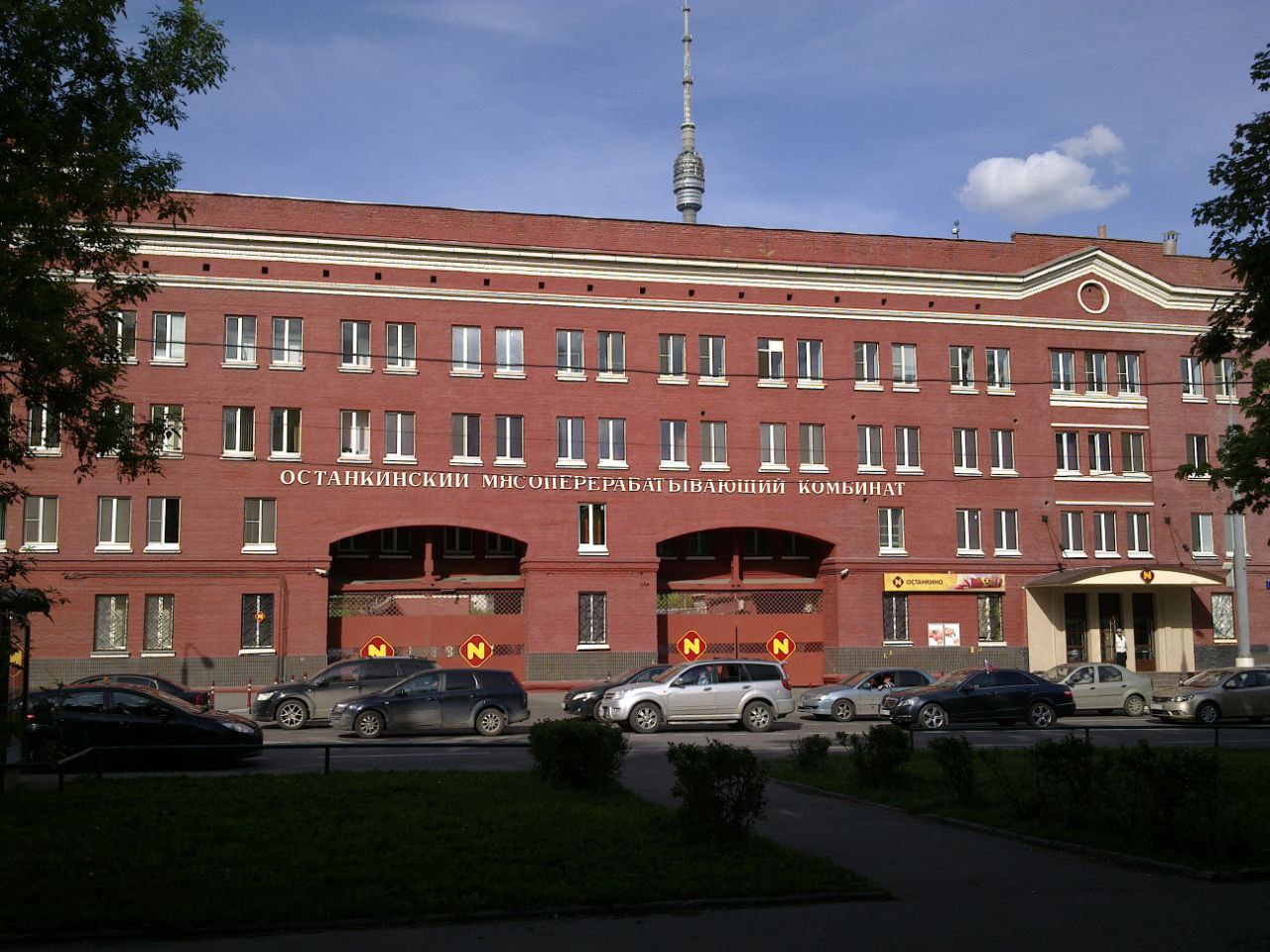 Останкинский МПК снова хотят продать. - По информации сразу нескольких источников, владельцы ОМПК возобновили переговоры о продаже комбината через 8 лет после предыдущей попытки. - Они — в частности, предполагаемый бенефициар компании Михаил Попов, — якобы выставили активы на продажу по цене 50-60 млрд руб. и планируют закрыть сделку уже этим летом. - Среди возможных покупателей — агрохолдинг "Таврос", связанные с экс-президентом УГМК Искандаром Махмудовым компании, инвестгруппа "Марафон", тайская CP Foods, ГАП "Ресурс", "Мираторг" и Агрокомплекс им. Н. И. Ткачева. - В 2017 CP Foods уже пыталась приобрести ОМПК, но её не устроил ценник — $150 млн 9 млрд руб. по курсу на тот момент . Позиция участников рынка - В "Тавросе" и "Марафоне" опровергли участие в переговорах по покупке Останкинского комбината. - В инвесткомпании Capital стоимость активов оценивают в 34-40 млрд руб., в полтора раза ниже заявленной цены. - Там и в агроконсалтинговой компании "Ринкон менеджмент" полагают, что ОМПК будет интересен крупным производителям мяса с нехваткой перерабатывающих мощностей. - В Национальной мясной ассоциации факторами интереса к лоту называют сильные бренды "Останкино", "Папа может" и т.д. , лояльную аудиторию и развитую дистрибуцию. ™ FMCG Report