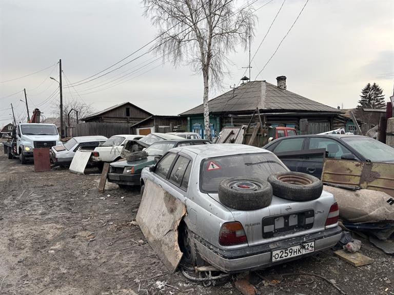 В Свердловском районе убрали свалку автохлама  На улице Торгашинская автомобили годами захламляли муниципальную территорию. Несмотря на штрафы, владелец не убирал машины.   После жалоб соседей комиссия направила ему уведомления. В итоге владелец сам вывез шесть кузовов, а остальные эвакуировали принудительно с участием полиции.    С начала года в районе на спецстоянку отправили 17 машин, еще 38 владельцы убрали сами.    Следить за новостями