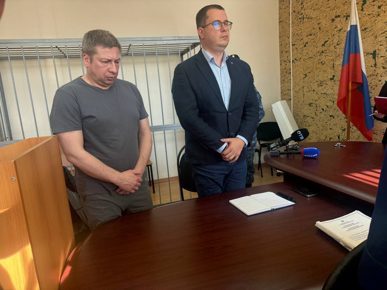 Замглавы Дегтярска получил 3 5 года колонии вместо условного срока Решение принял суд после пересмотра апелляции прокуратуры В зале суда Виктора Солдатова взяли под стражу Его обвиняли в передаче взятки мэру Дегтярска Алексею Пильникову Весной суд назначил ему штраф и 3 5 года условного срока Фото Прокуратура Свердловской области Новости из Екатеринбурга