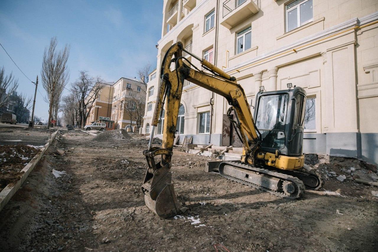 В Мариуполе благоустроят дворовые пространства 120 многоквартирных домов  На придомовых территориях  появятся новые детские игровые площадки с безопасным покрытием и современным оборудованием, а также спортивные локации для занятий физкультурой.   Проект предусматривает устройство удобных пешеходных дорожек, обустройство парковочных мест, контейнерных площадок, установку скамеек и урн. Для обеспечения комфортного передвижения во дворах будет уложено новое асфальтовое покрытие. Строительные работы осуществляются в рамках государственного контракта с ППК «Единый заказчик».  В УЖКХ подчеркнули, что данный проект является лишь первым этапом масштабной программы, направленной на обновление всех мариупольских дворов в течение ближайших нескольких лет.