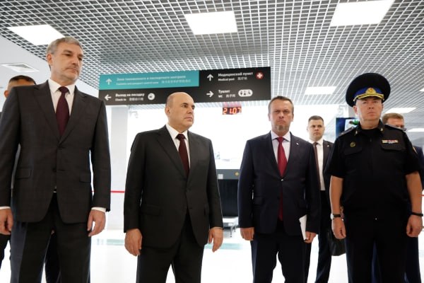 Михаил Мишустин заявил о планах модернизировать как минимум 75 аэропортов к 2030 году В утверждённую президентом России программу попали практически все регионы Дальнего Востока. Премьер-министр сообщил об этом в Благовещенске во время осмотра строящегося терминала международного аэропорта. Глава кабмина назвал вопросы связанности российских регионов особенно важными. «С начала текущего года введены в эксплуатацию и принимают рейсы уже четыре новых терминала — в Новокузнецке, Тюмени, Петропавловске-Камчатском и Минеральных Водах. По поручению президента до 2030 года должны модернизировать не менее 75 аэродромных комплексов», — сказал Михаил Мишустин. Премьер отметил, что работы по реконструкции идут с привлечением частных инвестиций. Таким образом, построили не только терминал в Благовещенске, но также аэровокзальные комплексы в Магадане, Улан-Удэ и Хабаровске. Подпишись на «Говорит Москва»
