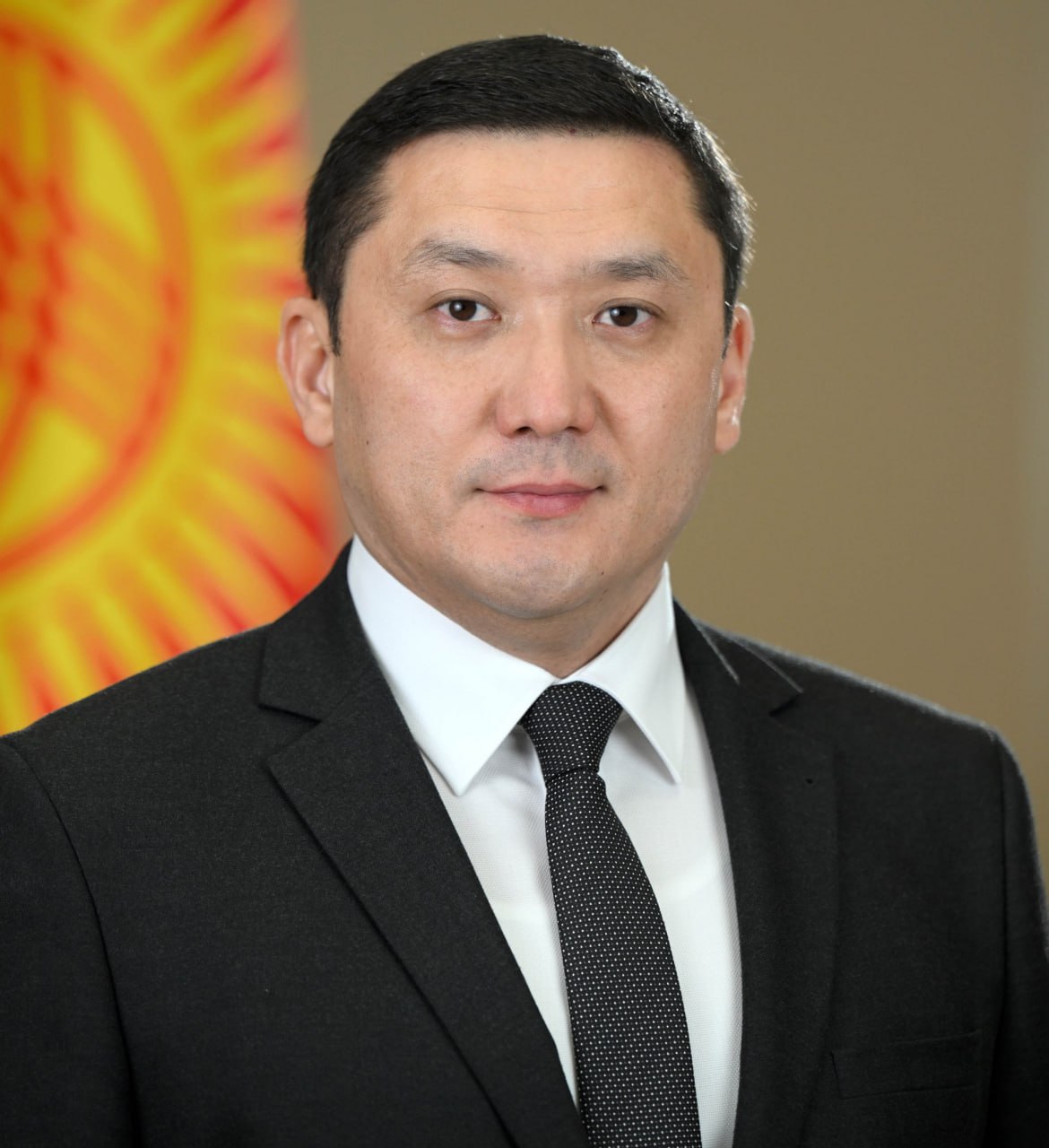 В Кыргызстане назначили нового секретаря Совбеза Согласно указа резидента республики им стал Адилет Орозбеков Адилет Орозбеков родился в 1978 году Получил образование по направлению дипломатия и международное право в Международном университете Кыргызстана затем прошел обучение в Академии ФСБ России Владеет кыргызским русским и английским языками Имеет классный чин советника государственной гражданской службы первого класса и воинское звание полковника Служебную карьеру начал в 2001 году в органах национальной безопасности где занимал оперативные и руководящие должности В разные годы был заместителем начальника отдела по защите конституционного строя руководил направлением международного сотрудничества в ГСНБ работал главным экспертом Антитеррористического центра ГКНБ С 2017 года перешел на дипломатическое направление работал в МИД и в аппарате национального координатора по делам ШОС В 2017 2019 годах был референтом секретариата Шанхайской организации сотрудничества в Пекине Позже занимал должность эксперта Ситуационного центра Администрации президента С декабря 2025 года работал государственным инспектором профильного отдела по вопросам обороны правопорядка и безопасности в Администрации президента ℹ  Ранее с мая 2025 года должность секретаря Совбеза занимал Бактыбек Бекболотов Кыргызстан         ExpressAsia