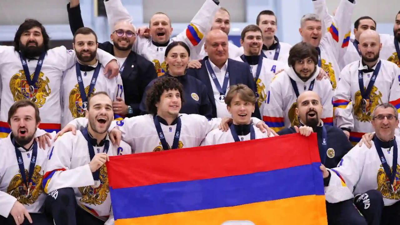 3 октября на конгрессе Международной федерации хоккея IIHF который прошёл во французской Ницце Федерация хоккея Армении получила статус полноправного члена организации Решение было принято подавляющим большинством голосов Теперь национальная федерация получает право голоса на конгрессах IIHF возможность участия в мужских и женских чемпионатах мира олимпийских квалификациях а также доступ к финансовым техническим и образовательным программам федерации Вместе с тем Армения обязуется соблюдать регламенты IIHF и развивать внутреннюю хоккейную лигу Также стало известно что сборная Армении проведёт свой первый турнир в новом статусе на чемпионате мира 2026 года в IV дивизионе Соревнования пройдут в Кувейте который уже принимал мировое первенство в 2024 году nemesis 2 0 азербайджанагрессор