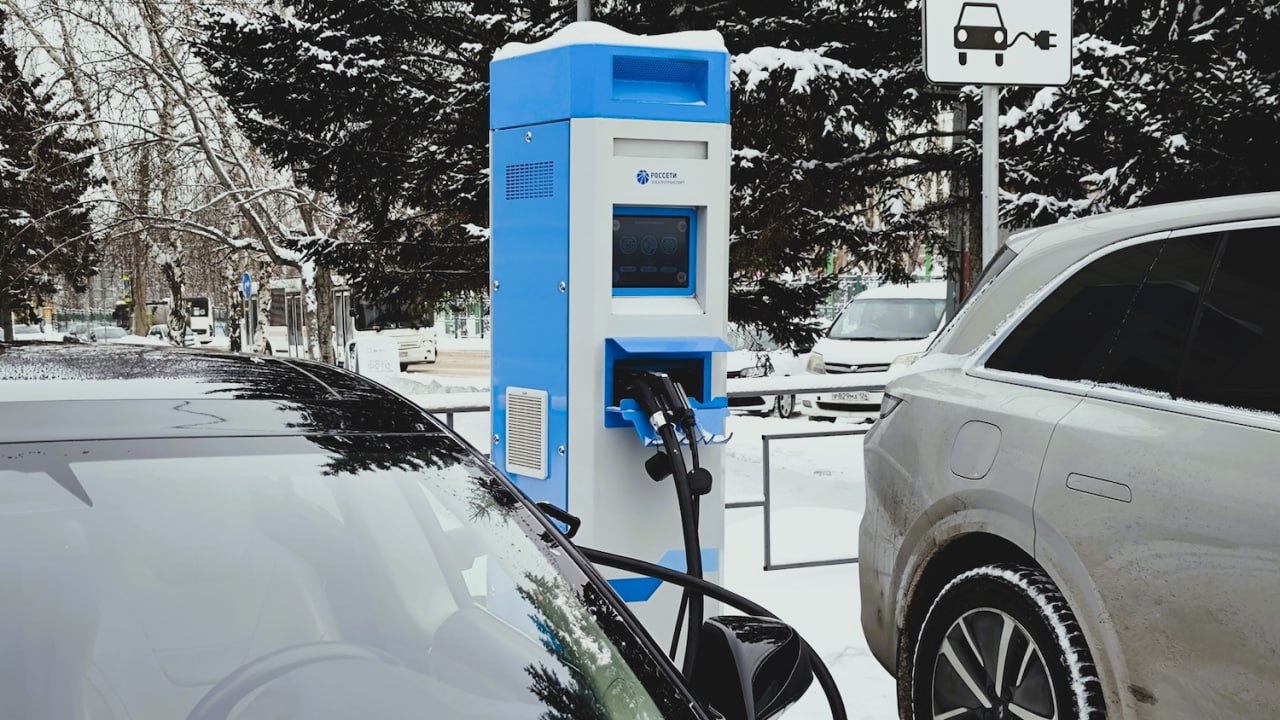 Российские зарядные станции для электромобилей выдерживают сибирские морозы до 40 C Холдинг Росэл Госкорпорации Ростех наладил серийное производство полностью локализованных в России зарядных станций для электромобилей способных эффективно работать в суровых условиях Сибири при температуре до 40 C Электрозарядная станция разрабатывалась специально для сибирского региона и территорий с арктическим климатом Она оснащена системами подогрева и усиленной теплоизоляции что позволяет оборудованию сохранять эффективность при температурах от 40 C до 50 C Устройство надежно защищено от снега мороза пыли и влаги и поддерживает быструю зарядку даже в экстремальных климатических условиях  По характеристикам изделие не уступает зарубежным аналогам Оно оснащено тремя типами разъемов Type 2 CHAdeMO GB T что делает его универсальным для любого вида современного электротранспорта Подписывайтесь на Элек ру
