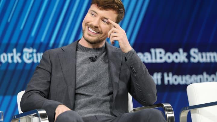 MrBeast купил свой банк чтобы управлять деньгами Зумеров и Альфа У Apple Card появился опасный конкурент Компания Beast Industries принадлежащая MrBeast объявила о покупке банковского приложения Step ориентированного на подростков и молодых пользователей Сделка состоялась спустя пару месяцев после того как MrBeast сообщил о планах запустить отдельный YouTube канал посвящённый личным финансам и инвестициям   www iphones ru 1358977 новости iphonesru