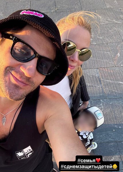 Легенда Кухни Богатырев разводится с Арнтгольц Актер опроверг эти слухи СМИ писали что 10 ноября в суде зарегистрировали соответствующее заявление Правда сам Марк Богатырев опроверг эти слухи Нет это неправда Это все слухи Мы пока не разводимся Какая то ошибка сказал он в беседе со СМИ Предположительно в 2020 году знаменитости сыграли тайную свадьбу и у них даже есть общий сын Марк Богатырев известен по роли Огузка в Кухне В сентябре он открыл свой ресторан Татьяна Арнтгольц актриса театра и кино   Подпишитесь на Абзац TG VK Дзен MAX Rutube