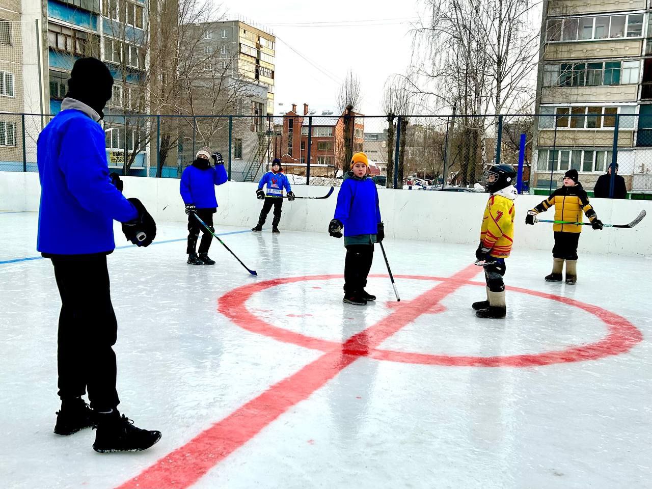 В Челябинске прошел чемпионат по хоккею среди детских дворовых команд На льду МБУ Спортивный город состоялись напряженные и захватывающие матчи Шесть детских команд сразились за победу проявив упорство и стремление к успеху Команда ХК Союз под руководством тренера Константина Минина показала высокий уровень подготовки и стала победителем турнира Серебряные медали завоевала команда ХК Темп под руководством Валерия Ковлягина достойно выступившая во всех матчах Бронзовыми призёрами стала команда ХК Метеор воспитанники Василия Мордвинова которые также проявили большую преданность делу Хоккейный корт на котором проходили игры был реконструирован по поручению главы Челябинска Алексея Лошкина В 2025 году здесь заменили борта и установили новое освещение а теперь лед впервые принял детские соревнования которые ранее не проводились в микрорайоне Chel sport74 eugenejut