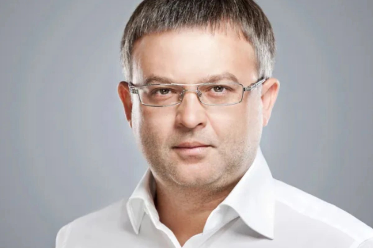 Тело украинского предпринимателя и банкира Александра Адарича 23 января обнаружили под окнами гостиницы на Виа Нерино в центре итальянского Милана Об этом пишет ll Giorno Сообщается что номер где жил бизнесмен стоил 300 евро за ночь и был зарегистрирован на чужое имя Там нашли удостоверяющие личность документы с фотографией Адарича но с разными национальностями и именами По данным издания гостиницу где жил Адарич после происшествия спешно покинули два человека Вскрытие тела еще не проводилось Отмечается что Адарич занимал ведущую должность в люксембургской компании по недвижимости Alfaro Real Estate и был связан с барселонским фондом Fondazione Casa Ucraina В разные годы банкир Адарич был главой Кредитного управления донецкого отделения Приватбанка работал в правлении УкрСиббанка владел Евробанком который 2016 году признали банкротом и Фидобанком ранее СЕБ Банк Новости Азербайджана Написать нам ruoxuaz Случайсмерти Украина Италия