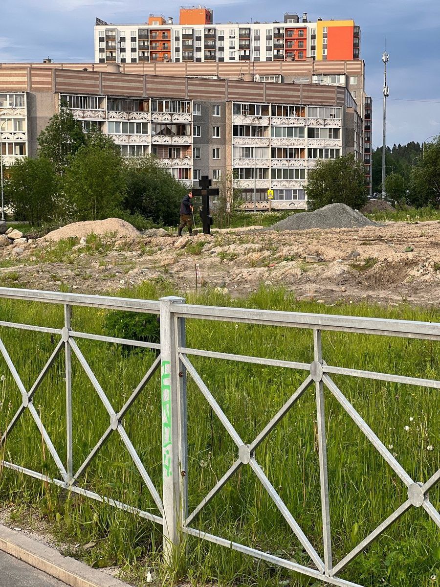 #Петрозаводск #религия На Древлянке построят новый храм. Появится он в начале улиц Защитников Донбасса, на пересечении улиц Тимофея Артемьева и Хейкконена. В прошлый четверг на этом месте появился поклонный крест. По словам мужчины, который его устанавливал, здесь построят храм. В Петрозаводской и Карельской епархии информацию подтвердили: на этом месте построят храм в честь праведного Иоанна Кронштадтского. Также в Епархии отметили, что будет сооружен временный храм для проведения первых богослужений во время строительства основного здания. Новый приход был зарегистрирован 26 декабря 2024 года в Министерстве юстиции.