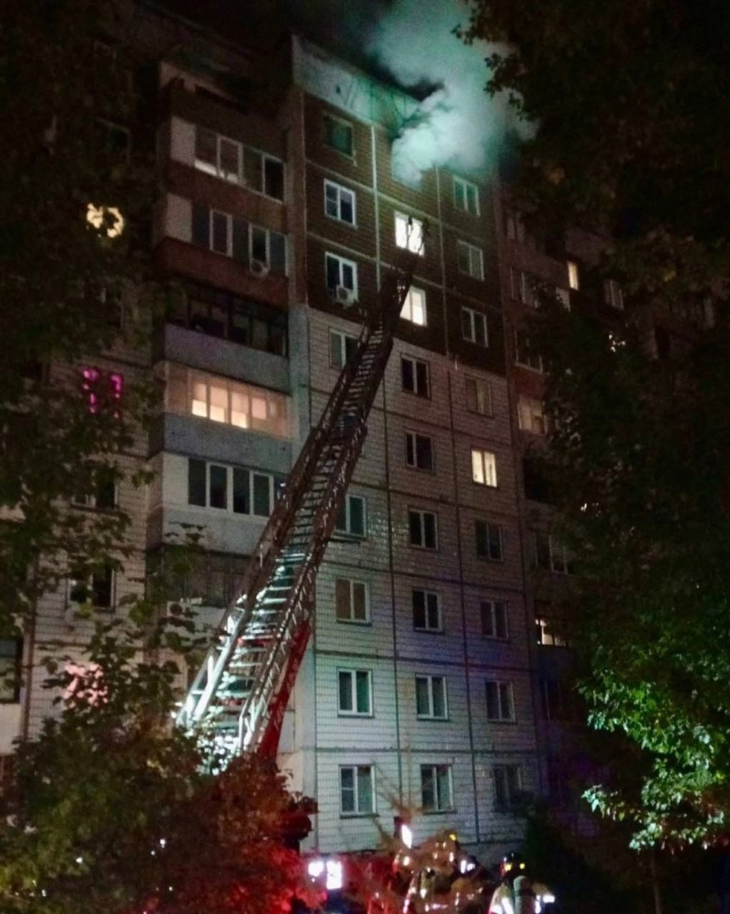 В Барнауле загорелась квартира в 9-этажке. Полсотни жителей дома эвакуировались, один — погиб.   Пожар произошел 6 октября на девятом этаже жилого дома по ул. Энтузиастов, 28. В полыхавшей квартире было обнаружено тело пожилого мужчины.  По данным МЧС, площадь пожара составила 8 кв. м. Более 50 человек эвакуировались самостоятельно.  Алтапресс