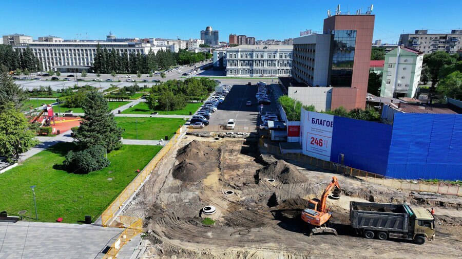 В Благовещенске на улице Краснофлотской между Островского и Театральной, где проводится реконструкция, завершается демонтаж старого асфальтобетонного покрытия, бордюрного камня, тротуара и подпорной бетонной стены старой набережной реки «Амур». АО «Асфальт», работники которого ведут ремонт, опубликовало снимки, на которых виден размах работ. «Одновременно с завершением демонтажных работ на улице Краснофлотской осуществляем устройство подземных коммуникаций водопровод и ливневая канализация . Кроме того, выполняем устройство земляного полотна», – рассказал начальник участка АО «Асфальт» Сергей Кононенко. Ремонт на Краснофлотской начался в конце июня. Закончить его на участке от Островского до Театральной планируют до конца ноября 2026 года. Из бюджета города и области на проведение работ будет потрачено более 500 миллионов рублей.