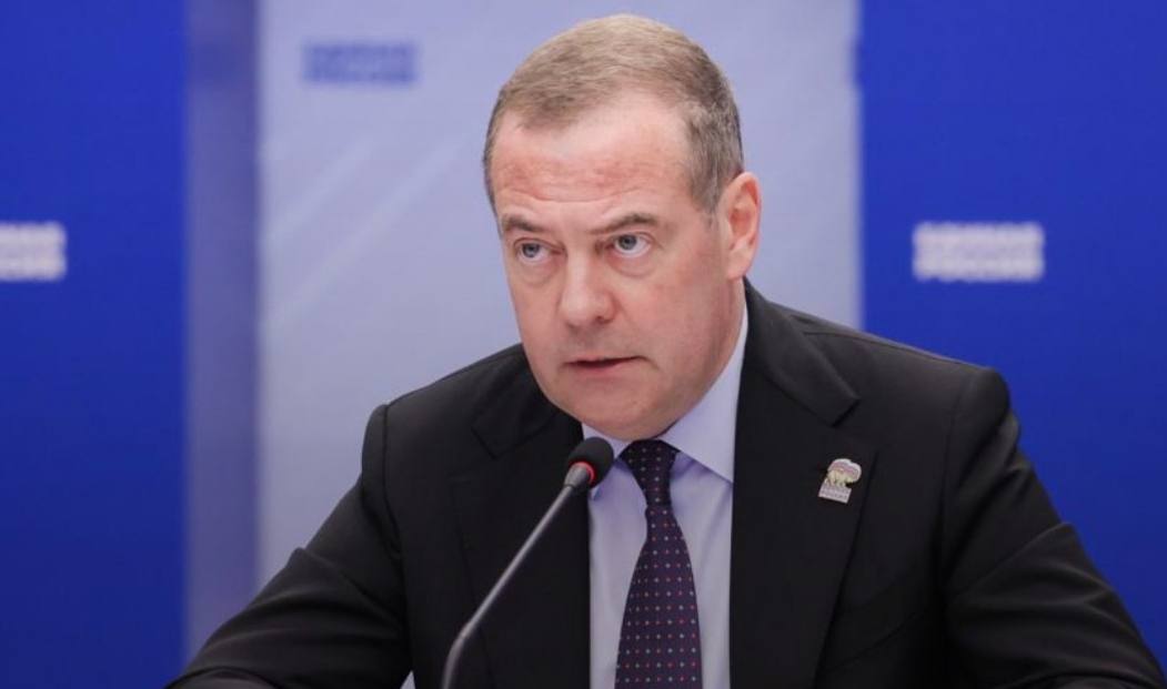 Медведев считает, что Трамп как минимум на время отказался от эскалации давления на Россию  Он добавил, что встреча на Аляске доказала возможность проведения переговоров без предварительных условий и одновременно с продолжением СВО.