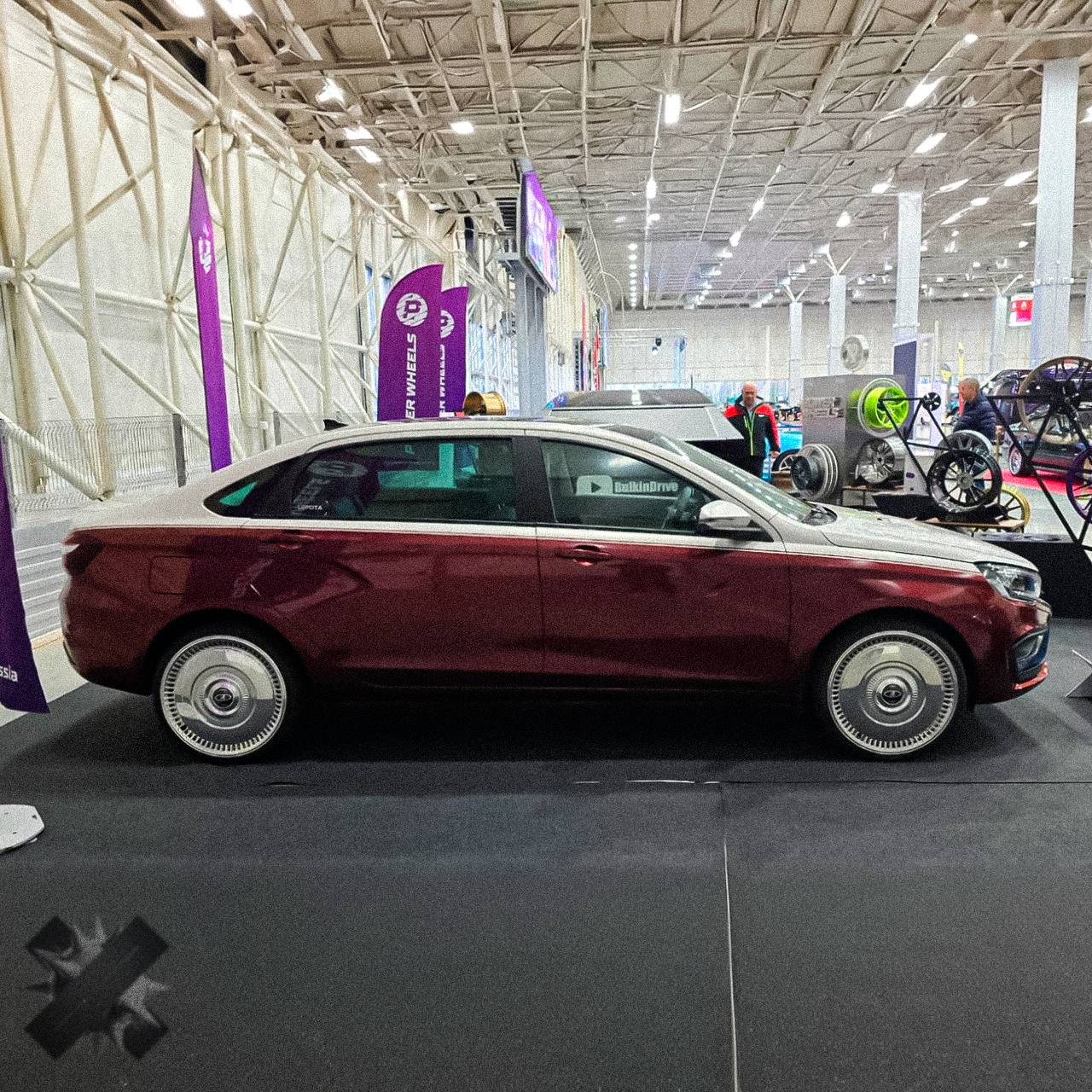 Lada Maybach Aura представили в Москве На выставке показали отечественный Майбах Lada Aura в люксовом исполнении низкопрофильная резина новые хромированные диски фирменный майбах стайл окрас цена начинается от 2 млн прикольно выглядит российская роскошь подъехала НМШ