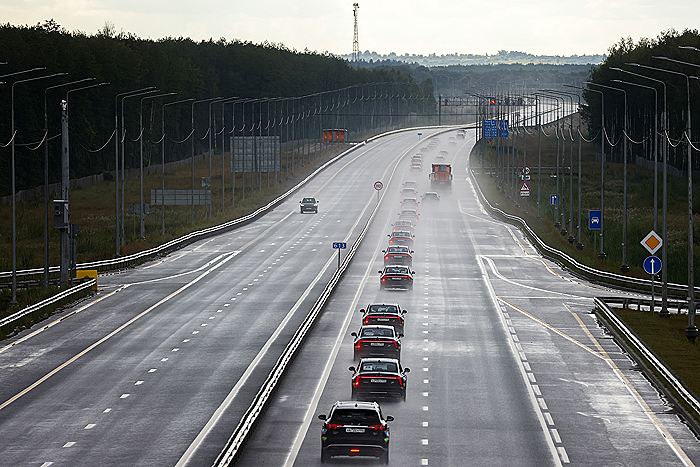 Автодор обсуждает параметры индексации тарифов за проезд по своим трассам сообщил председатель правления госкомпании Вячеслав Петушенко Потому что инфляция есть затраты растут у всех в том числе и на содержание дорог Поэтому конечно рассматриваем сказал Петушенко журналистам отвечая на вопрос о том планирует ли Автодор повышение тарифов для пользователей Возможных параметров индексации он не уточнил но отметил что в госкомпании стремятся к сбалансированному решению без негативных последствий и учитывают те индикативы которые есть Последний раз тарифы на трассах Автодора корректировались в феврале 2025 г тогда они в среднем выросли на 7 9 До этого тарифы на сети госкомпании повышались в апреле 2024 г тоже примерно на 7 9 По данным Росстата инфляция в РФ за 2025 г составила 5 59 в 2024 г 9 52 в 2023 г 7 42 в 2022 г 11 94 в 2021 г 8 39 в 2020 г 4 9 в 2019 г 3 0 Фото Кирилл Кухмарь ТАСС interfaxonline