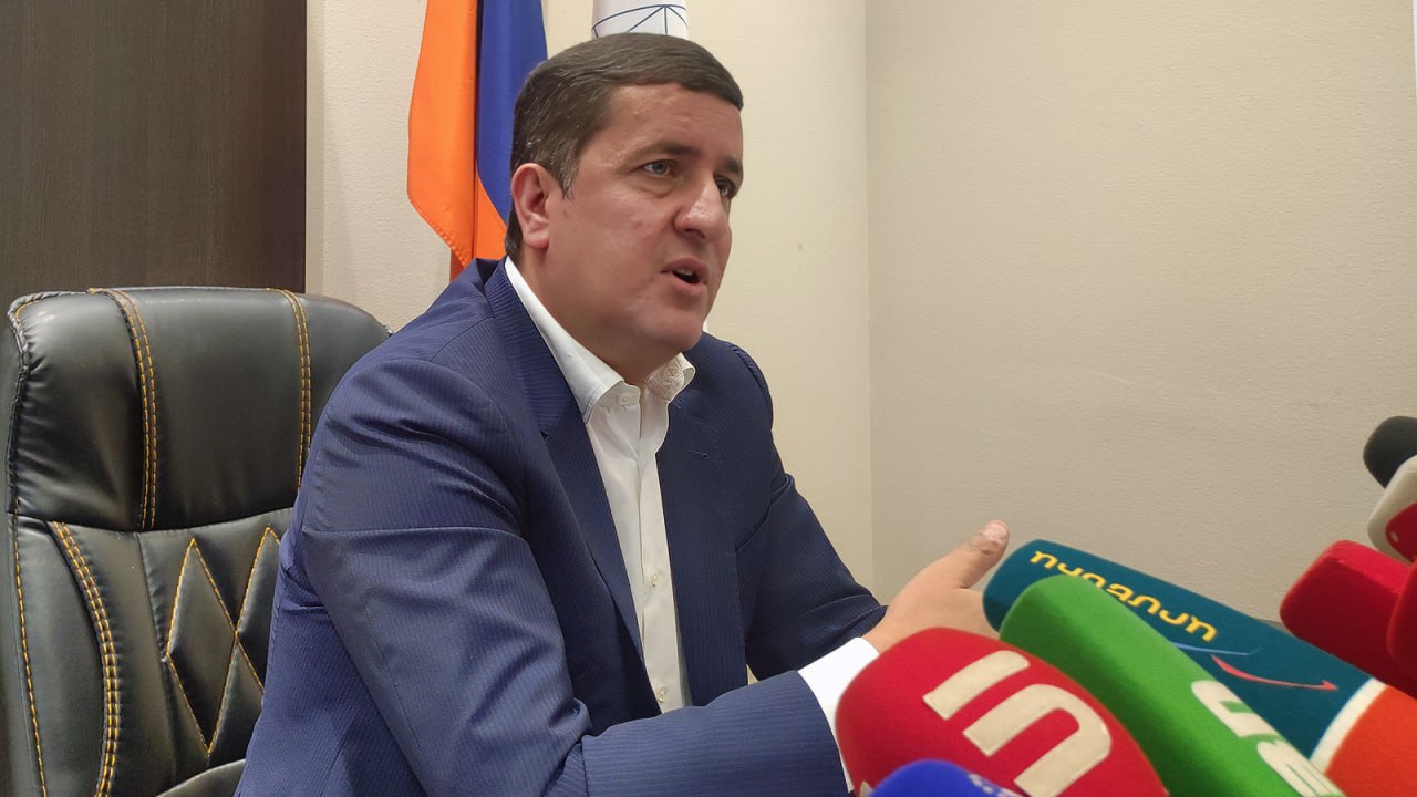 "Мы не готовы презумцией безумия руководствоваться": врио гендиректора "Элсетей Армении" Давид Хазинян заявил, что компания будет бороться против попытки властей отобрать компанию всеми законными средствами Он сообщил журналистам, что никто с ними не связывался за это время, чтобы обсудить вопросы. Более того, регулятор никогда не давал плохую оценку работе "Элсетей". В 2023 году инвестпрограмма была выполнена на 91,8%, а отключение электроэнергии сократилось на 8,7%. "Конечно, у нас есть проблемы и недочеты, но с нами даже не инициировали обсуждения. Знаете ненормально, что на фоне инвестиций, которые были сделаны ЭСА, а если речь шла об интересах государства, то владелец компании Самвел Карапетян никогда не обращал внимание на размер затрат, сейчас без каких-либо обсуждений решается вопрос огосударствления компании. Хотя с нами ведется неправомерная борьба, мы готовы всеми правовыми средствами бороться, уже работа команда адвокатов", - сказал он.