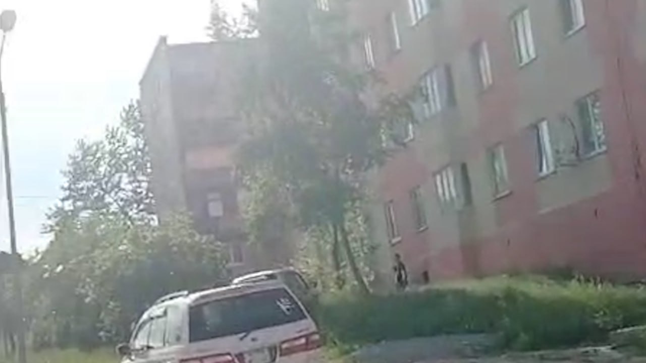 В Охе за две недели второй человек погиб, выпав из окна Вечером 3 июля в Охе местные жители встревожились сообщениями о трагедии — из окна пятого этажа дома № 31 на улице Дзержинского выпала женщина. По данным районной больницы, пострадавшей было 52 года. Скорая приехала быстро, но женщина получила травмы, несовместимые с жизнью. Это уже второй похожий случай за две недели: 20 июня на той же улице с высоты упал мужчина 1988 года рождения. Источник: ТВ «ОХА» / Telegram #Местное Прислать новость Буст
