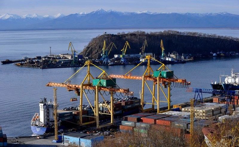 Приморский краевой суд утвердил взыскание порта Петропавловск Камчатского в пользу государства Решение Ленинского районного суда Владивостока об изъятии имущества чиновников и бизнесменов Камчатского края признано законным В своем иске Генпрокуратура требовала обратить в доход государства активы стоимостью более 31 4 млрд руб среди них порт Петропавловск Камчатского 21 компания оказывающая транспортные услуги в порту восемь компаний объединяющих портопункты удаленных поселений Камчатского края В пользу государства также взысканы 17 морских судов Подписаться на PRO transport