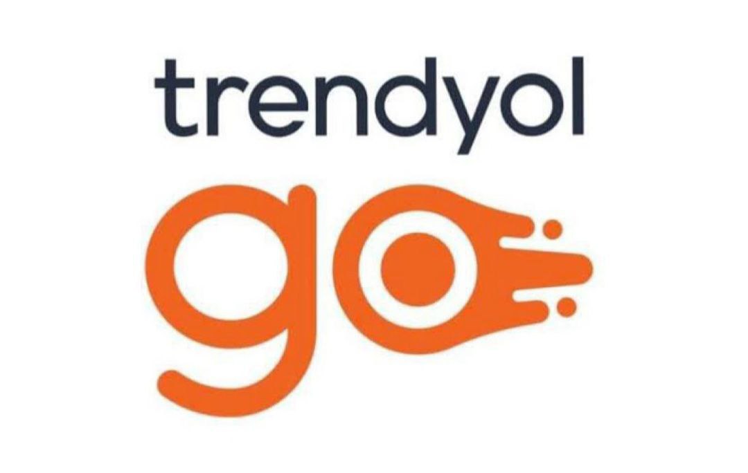 Uber покупает 85% турецкого сервиса доставки Trendyol Go за $700 млн Американская компания Uber объявила о покупке контрольного пакета в 85% турецкой платформы доставки еды и продуктов Trendyol Go за 700 миллионов долларов. Сделка стала частью стратегии Uber по выходу на новые рынки на фоне признаков насыщения в её основном североамериканском бизнесе. Платформа Trendyol Go, работающая по всей Турции, занимается доставкой еды и продуктов от более чем 90 тысяч ресторанов и магазинов с помощью 19 тысяч курьеров. Теперь Uber получит полный контроль над этим бизнесом, расширяя свои позиции за пределами перевозок пассажиров. Напомним, в 2018 году сама Trendyol была выкуплена китайским гигантом Alibaba за 1,078 миллиарда долларов, и с тех пор активно развивалась на внутреннем рынке. Сделка с Uber может стать одним из крупнейших иностранных инвестиций в турецкий технологический сектор за последние годы. Главное, чтобы американцы с китайцами не подрались. Стамбульский волк – Про Турцию простыми словами