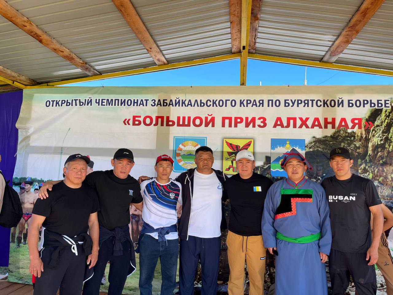 Чемпионат Забайкальского края по бурятской борьбе «Бухэ барилдаан» стартовал!  В Агинском Бурятском округе открылся чемпионат по бурятской борьбе — Большой приз Алханая. В этом году в соревнованиях участвуют более 180 борцов из Забайкалья и Республики Бурятия.  Среди участников — и герои, проходившие службу в зоне СВО.  Организаторы, спонсоры и артисты внесли большой вклад в проведение турнира. Призовой фонд составил более 1 миллиона рублей.  Чемпионат не только объединяет сильнейших спортсменов, но и сохраняет богатые традиции бурятского народа. Впереди — зрелищные схватки и борьба за абсолютное первенство.  Пожелаем удачи всем участникам и ярких эмоций зрителям!    Чита•Сегодня                      Предложить свою новость —