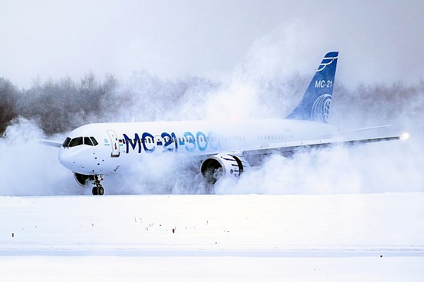 Ростех испытал российское остекление для МС-21  ОНПП "Технология" имени А. Г. Ромашина  входит в Ростех  успешно испытало на прочность новое остекление кабины пилотов отечественного самолета МС-21, изделие выдержало попадание птицы на скорости более 600 км/ч. Об этом сообщает ТАСС со ссылкой на данные госкорпорации.  "Аналогичными изделиями, обеспечивающими защиту и комфортный обзор из кабины пилота, оснащается и другой отечественный авиалайнер – SJ-100. Объемы производства российских пассажирских самолетов будут возрастать. Поэтому до 2028 мы планируем увеличить поставки остекления для Superjet – в 2,5 раза, для МС-21 – более чем в 11 раз", – сказал генеральный директор ОНПП "Технология" Андрей Силкин.  aviaru.net/n278431