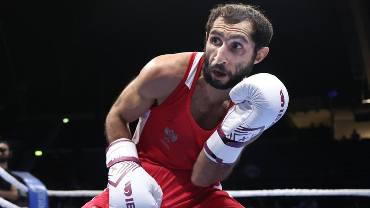 Худоян и Рогозин вышли в финал чемпионата мира по боксу в ОАЭ В полуфинале весовой категории до 54 кг Вячеслав Рогозин единогласным решением судей победил Асилбека Жалилова из Узбекистана Эдмонд Худоян до 48 кг единогласным решением одолел Темиртаса Жусупова из Казахстана Прямые трансляции мужского ЧМ смотри в эти минуты на Матч ТВ и Матч Боец news matchtv IBA