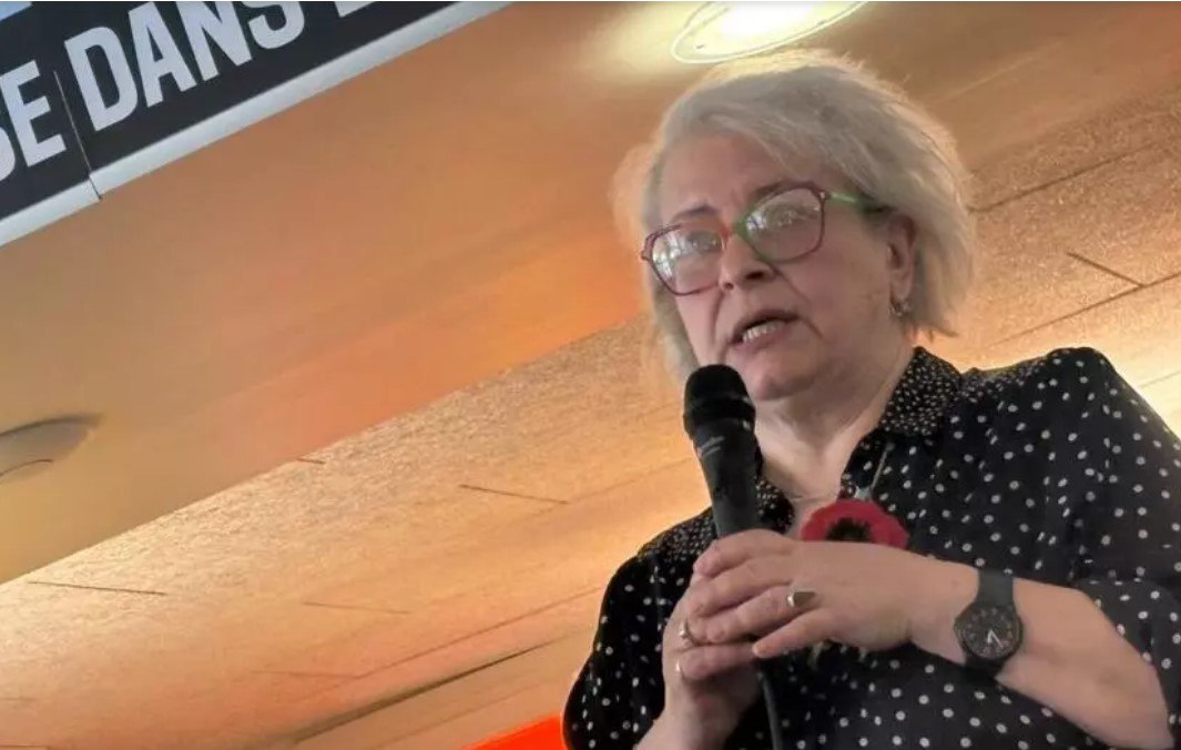 Объявленная в розыск кинокритик Екатерина Барабаш находится во Франции Организация «Репортеры без границ» RSF сообщила, что Барабаш, в отношении которой было возбуждено уголовное дело о распространении фейков о российской армии, находится в Париже. Помощь в отъезде из России журналистке оказала RSF, говорится на сайте организации. Барабаш выступила на пресс-брифинге, где сообщила, что сорвала с себя электронный браслет и преодолела более 2800 км, используя тайные маршруты. Глава организации Тибо Бруттен заявил, что побег Барабаш был одной из самых опасных операций, в которых участвовала RSF с 2022 года. Барабаш находилась под домашним арестом в России около двух месяцев. В феврале ей предъявили обвинение в распространении фейков о российской армии из-за постов в соцсетях. 21 апреля Барабаш объявили в розыск и заочно арестовали Минюст признал Екатерину Барабаш иноагентом