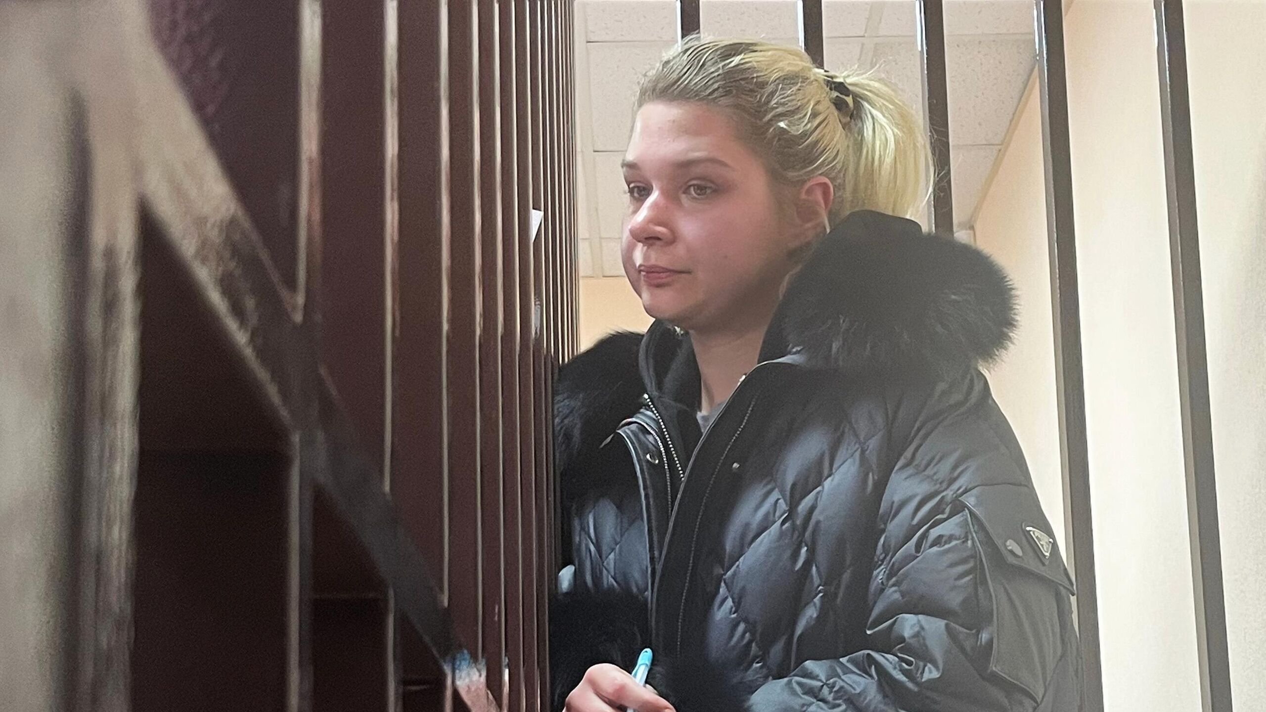 Самарский районный суд Самары продлил до 2 февраля 2026 года арест внучке экс мэра города Екатерине Тарховой обвиняемой в убийстве своих бабушки и дедушки передает корреспондент РИА Новости из зала суда Суд постановил продлить срок содержания под стражей Тарховой по 2 февраля 2026 года включительно сказала судья Как сообщали в СУСК России по Самарской области 31 января друг бывшего мэра Самары заявил в полицию о его исчезновении Выяснилось что Виктор Тархов и его жена в последний раз выходили на связь в конце декабря 2024 года Следователи возбудили уголовное дело по подозрению в совершении преступления была задержана внучка Тарховых Позже ей предъявили обвинение в двойном убийстве