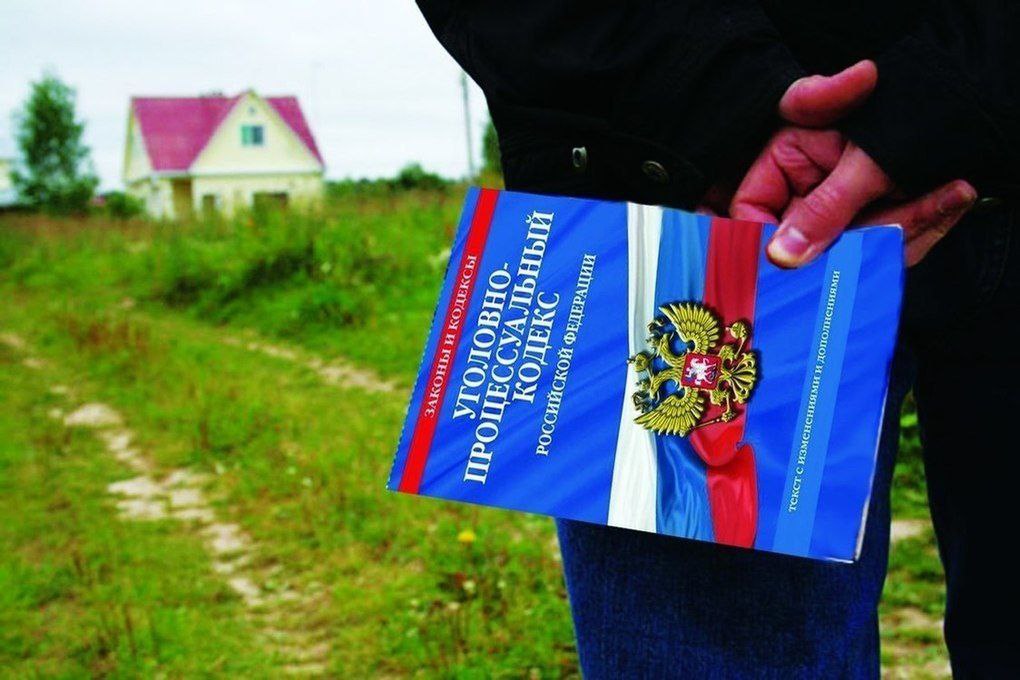 Мошенническая схема дала сбой Прокурор Находки утвердил обвинительное заключение по уголовному делу в отношении жителя Владивостока. Он обвиняется по ч. 3 ст. 159 УК РФ мошенничество, совершенное в крупном размере . Схема выявлена надзорным ведомством в ходе проверки. Установлено, что в 2024 году фигурантом на основании фиктивных документов зарегистрировано право собственности на земельный участок площадью 760 кв. м в районе улицы Шевченко в Находке. Земельный участок был приобретён за 60% выкупной кадастровой стоимости. Основанием для сделки стали ложные документы о наличии на участке объекта недвижимости. В результате государству причинён ущерб в размере около 300 тысяч рублей. Уголовное дело направлено в Находкинский городской суд для рассмотрения по существу. Ранее суд удовлетворил иск прокурора города о признании сделки недействительной и возврате незаконно приобретённого земельного участка в собственность государства.