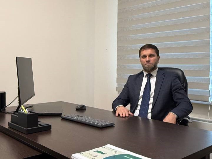 Сахродин Дадаев назначен директором Фонда развития промышленности РД Это специалист с многолетним опытом работы в сфере промышленности Перед новым руководителем поставлены задачи создание условий для роста промышленного сектора привлечение инвестиций и внедрение инноваций