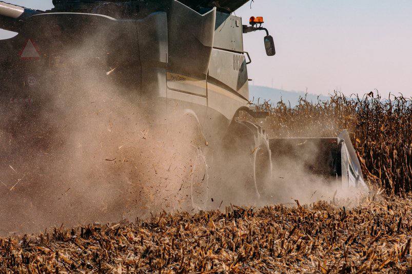 Аграрии Хабаровского края получили поддержку на развитие элитного семеноводства По итогам заключительного в 2025 году конкурса субсидия из краевого бюджета в размере 3 3 млн рублей присуждена сельхозорганизации Спорос на приобретение семян сои Всего на это направление в текущем году выделено 15 1 млн рублей которые распределены между семью сельхозпроизводителями Как отметили в региональном министерстве сельского хозяйства данная мера направлена на стимулирование сортообновления что является ключевым фактором повышения урожайности Элитные семена отличаются повышенной на 15 20 урожайностью и устойчивостью к болезням Предварительный расчёт урожая сои в Хабаровском крае в 2025 году составляет 53 3 тысячи тонн регион   AmurMedia Прислать новость AmurMedia в Дзен