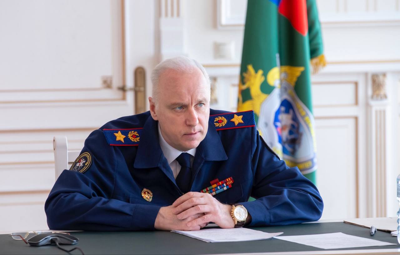 Бастрыкин запросил доклад о проверке по факту упавшего на автомобиль дерева во Владикавказе Председатель СКР Александр Бастрыкин потребовал доклад о ходе проверки по факту падения дерева на автомобиль во Владикавказе, в котором находились двое мужчин, сообщили в пресс-службе ведомства. «Глава СКР поручил руководителю СУ СКР по Северной Осетии Валерию Устову доложить о предварительных и окончательных результатах процессуальной проверки», — говорится в сообщении. Ранее сообщалось, что из-за сильного ветра в столице Северной Осетии дерево упало на автомобиль, в котором находились двое мужчин. Один из них был госпитализирован в РКБ. Подписывайтесь на «КрыльяTV»