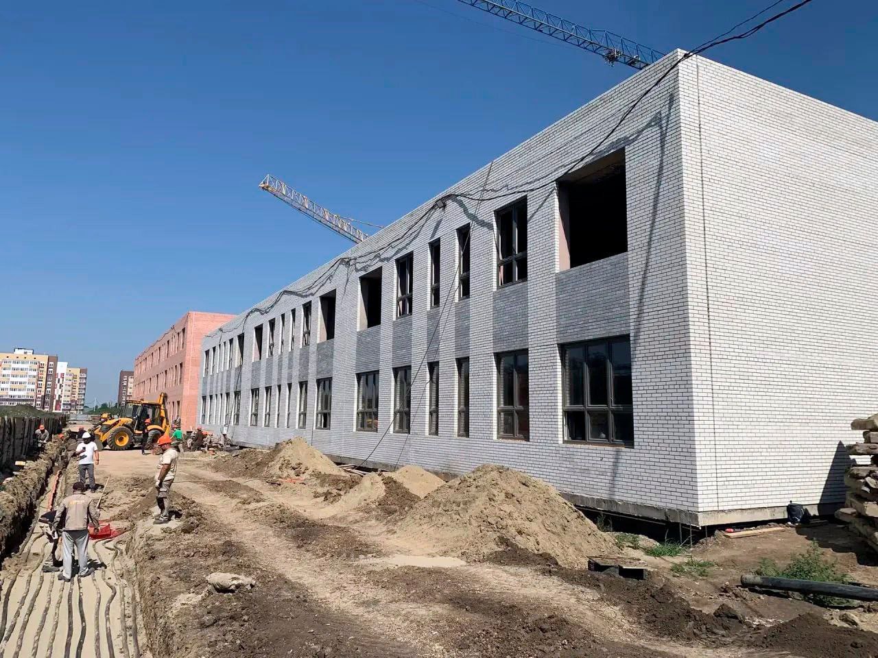 В новой школе по улице Малигонова в посёлке Берёзовом укладывают стены перегородок и обустраивают кровлю Параллельно специалисты выполняют внутреннюю отделку, монтируют сети вентиляции, электроснабжения, слаботочных и других инженерных сетей внутри здания. Запланированный объём работ выполнен более чем наполовину. Строители обещают завершить строительство объекта в текущем году.
