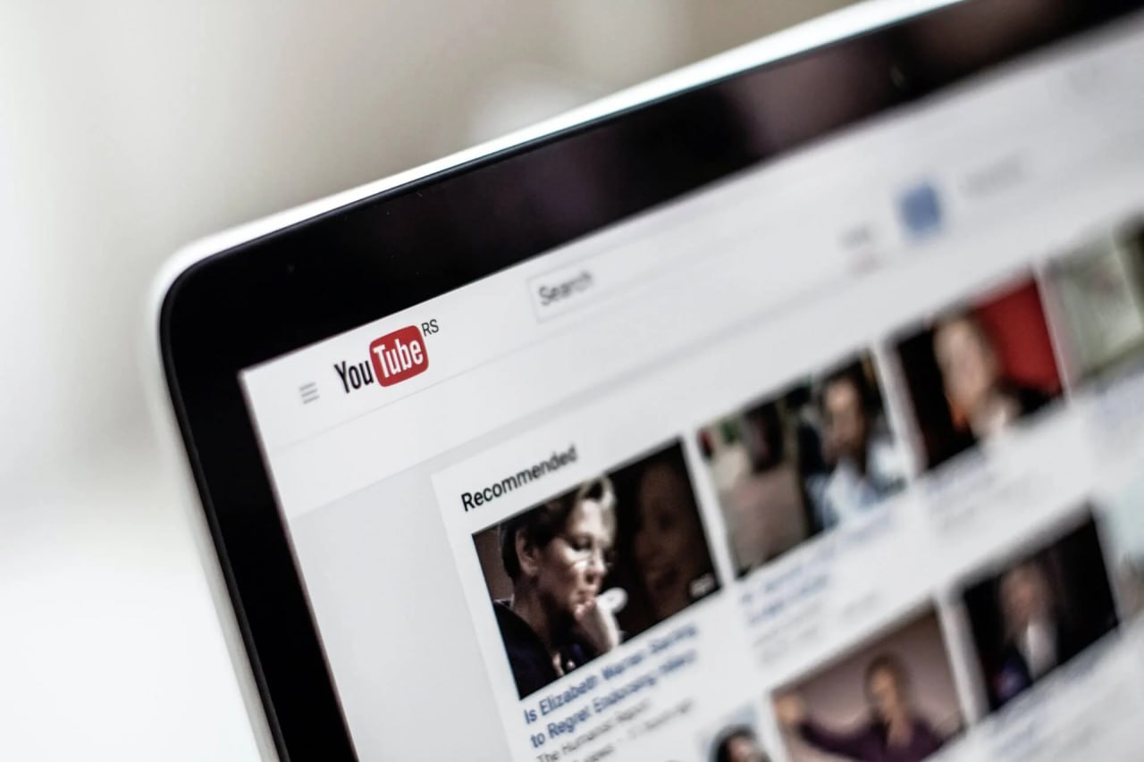 Число российских авторов YouTube снизилось на треть Количество российских авторов, публикующих контент на YouTube, с марта 2024 года снизилось на треть. По этому показателю видеохостинг практически сравнялся с «Дзен», сообщает ТАСС со ссылкой на данные Brand Analytics. Так, количество авторов из России за год сократилось на 34%. При этом «Дзен» вырос на 401% - с 0,3 млн до 1,35 млн авторов, объем контента там вырос на 567% - с 4,2 млн до 28 млн сообщений. Rutube также показал рост на 449%, до почти 526 тыс. авторов. Всего на Rutube в марте текущего года было опубликовано более 4,2 млн видео. Объем открытого контента, публикуемого в русскоязычном сегменте Telegram, впервые снизился — на 12%. При этом объем создаваемого на платформе спама составляет 35% от всех публичных сообщений. Кроме того, отмечается рост в объеме сообщений у «Одноклассников» почти в два раза. В марте текущего года там было опубликовано 214 млн сообщений. Подписывайтесь