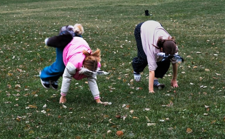В РПЦ работают над запретом пропаганды субкультуры квадроберов а также рекламы оккультно магических услуг заявил РБК председатель патриаршей комиссии по вопросам семьи защиты материнства и детства иерей Федор Лукьянов В настоящее время ведется работа по следующим вопросам запрет рекламы оккультно магических услуг и запрет на распространение информации пропагандирующей отказ от биологической видовой принадлежности человека сказал он на форуме Всемирный русский народный собор Лукьянов пояснил РБК что речь идет в том числе о квадроберах но уточнил что потенциальный предмет регулирования шире Иерей в том числе говорил о случаях когда человека убеждают что у него звериное ядро Фото Дарья Широкова РБК Картина дня в телеграм канале РБК
