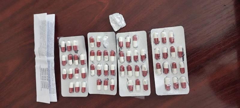 Сотрудники отделения по контролю за оборотом наркотиков около одной из аптек города, задержали ранее судимого 51-летнего местного жителя, подозреваемого в незаконном приобретении и использовании поддельного рецептурного бланка строгой отчётности. В ходе личного досмотра полицейские изъяли чек и лекарственный препарат, содержащий в своём составе сильнодействующее вещество. По предварительным данным, установлено, что ранее судимая 42-летняя местная жительница с ноября месяца прошлого года заказывала через сеть Интернет поддельные рецептурные бланки, позволяющие получить лекарственные препараты, содержащие сильнодействующее вещество. В дальнейшем женщина предложила своему сожителю участвовать в покупке данных препаратов, на что последний согласился. Пара забирала рецептурные бланки в почтовом отделении и, предъявляя рецепты в аптеке, получила более 20 препаратов. Возбуждено уголовное дело. Подписаться Прислать нам новостью