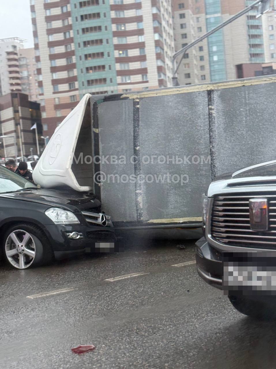 Один человек пострадал в ДТП с грузовиком на Ленинском проспекте в Москве.  Авария произошла возле торгового центра «РИО». Обстоятельства произошедшего выясняются. Движение в сторону центра столицы затруднено на один километр.  Фото: Telegram-канал «Москва с огоньком».