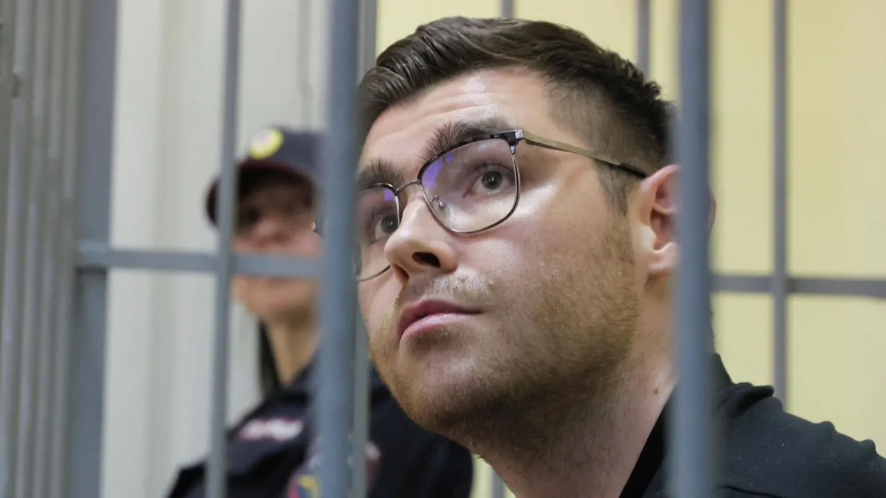 Прокуратура запросила пять лет колонии общего режима для экс редактора Ura ru Дениса Аллаярова Журналист полностью признал вину по тяжкой третьей части статьи о даче взятки Как правило полное раскаяние и сотрудничество со следствием дают шанс на штраф или условный срок Но гособвинение на этот раз оценило оплату инсайдерской фактуры предельно жестко и требует реальной посадки mediastanciacom Медиастанция в MAX