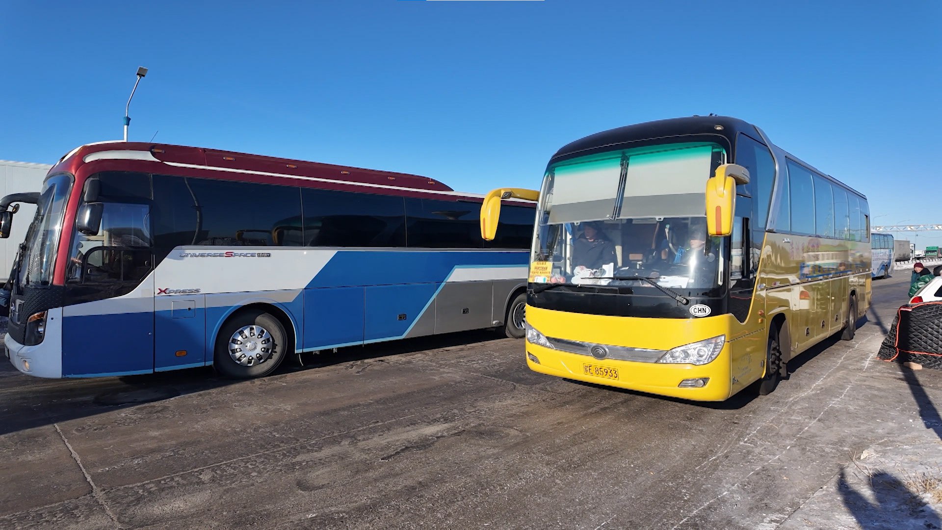 Автобусы с российскими туристами стоят долго в очереди на границе с Китаем в Забайкалье Поехать в Китай за новогодними приключениями в этом году решило рекордное число россиян Но некоторые сообщили что им по долгу пришлось сидеть в автобусах в ожидании пересечения границы Владимир Ляшенко оценил обстановку на день сегодняшний и убедился она динамично меняется