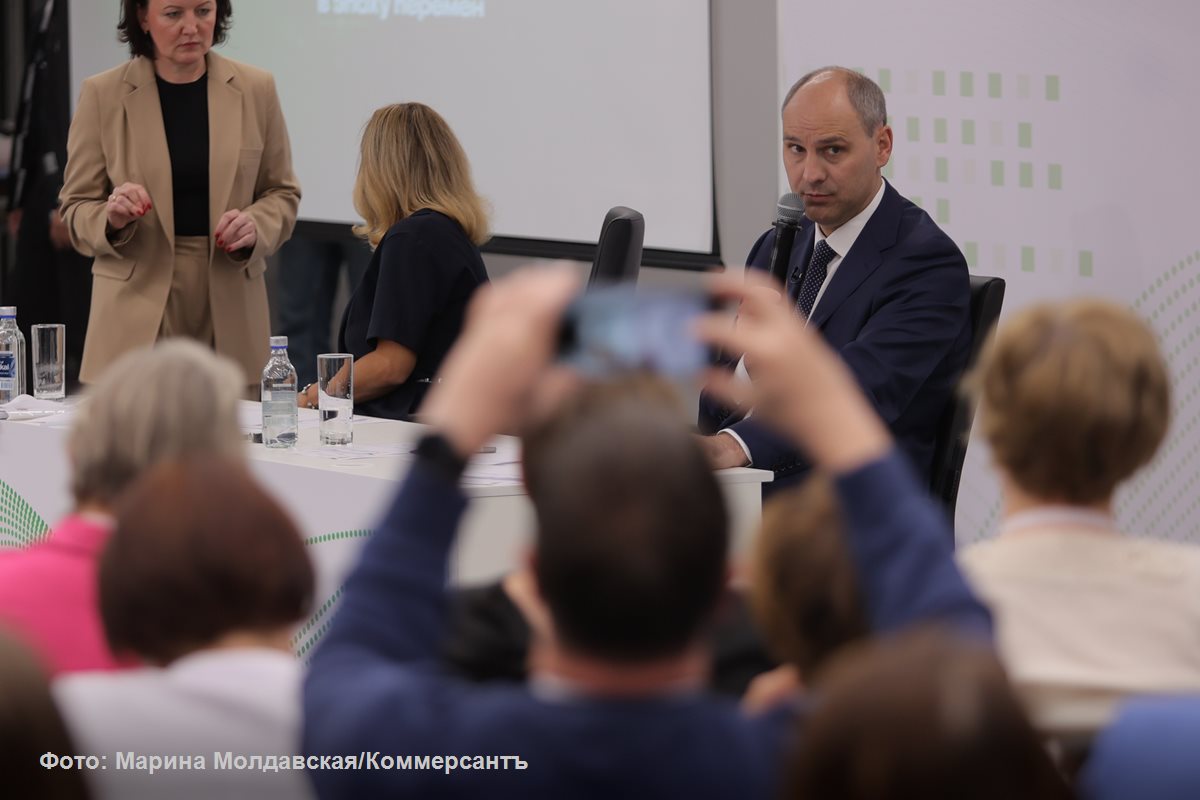 «Должна поменяться работа, а не заместитель», — прокомментировал Денис Паслер уборку Екатеринбурга после отставки вице-мэра Алексея Бубнова, которая произошла весной.  Какие-то вещи поменялись. Но чудес не бывает — должны произойти изменения в головах: администрация и власть должны видеть то, что видите вы  горожане . Должны видеть моменты, которые выглядят нехорошо. Должна появиться база — техника, и должны быть укомплектованы специалисты.  Сам глава региона заявил, что, когда ездит по городу и замечает мусор или грязь, он фотографирует это на телефон и отправляет главе города с вопросом: «Это что?».  Стал ли город чище за последние месяцы?    — Да   — Нет  Подписывайтесь на «Ъ-Урал»