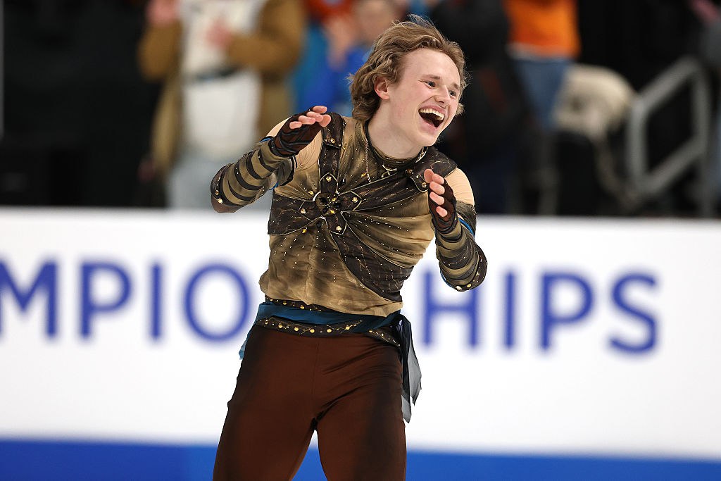 Фигурист Илья Малинин выиграл короткую программу на чемпионате США показав результат выше мирового рекорда 21 летний Малинин за свой прокат получил 115 10 балла Рекорд по этому показателю 113 97 был установлен американцем Нейтаном Ченом на Олимпиаде в Пекине Результаты на национальных чемпионатах не ратифицируются Международным союзом конькобежцев ISU поэтому достижение Малинина не станет мировым рекордом Второе место занимает Томоки Хиватаси 89 26 третье Джейсон Браун 88 49 Малинин сын российских фигуристов Романа Скорнякова и Татьяны Малининой которые выступали под флагом Узбекистана Он двукратный чемпион мира 2024 2025 ему принадлежит мировой рекорд в произвольной программе Getty Images Подписаться на РБК Спорт